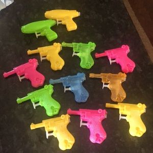 Vintage small plastic squirt guns (12)